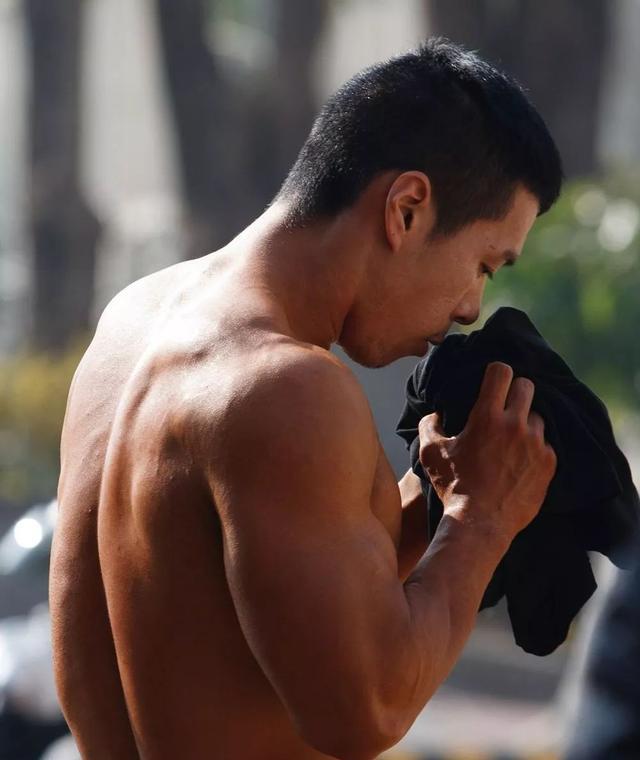 龙舟体育生的身材到底有多好?满屏都是男性荷尔蒙的味道