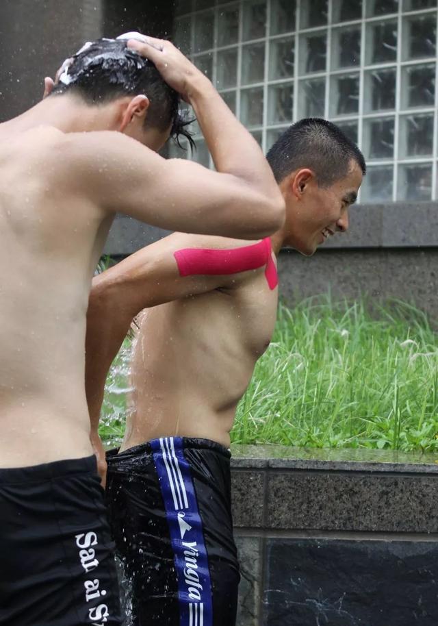 龙舟体育生的身材到底有多好?满屏都是男性荷尔蒙的味道