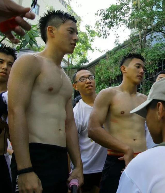 龙舟体育生的身材到底有多好?满屏都是男性荷尔蒙的味道