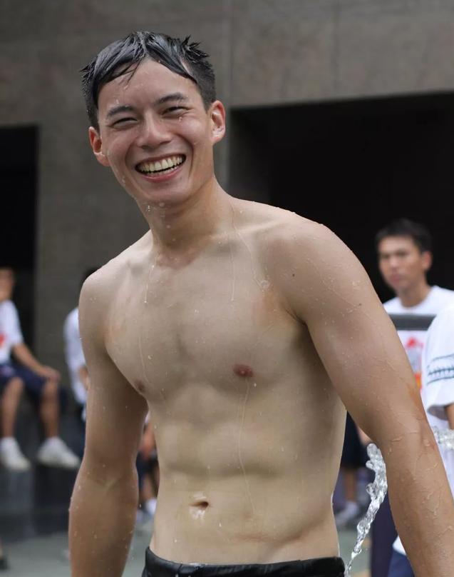 龙舟体育生的身材到底有多好?满屏都是男性荷尔蒙的味道