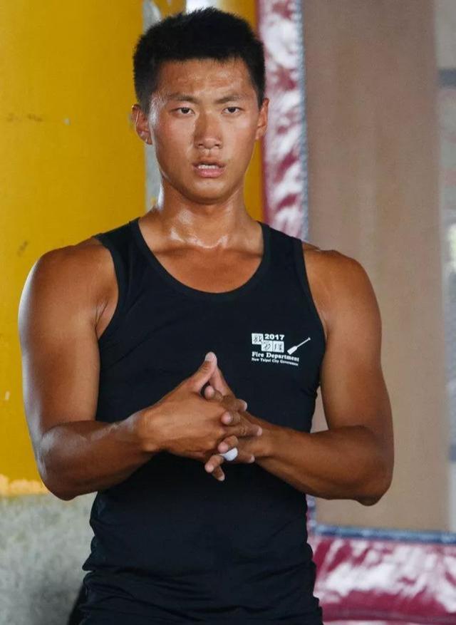 龙舟体育生的身材到底有多好?满屏都是男性荷尔蒙的味道