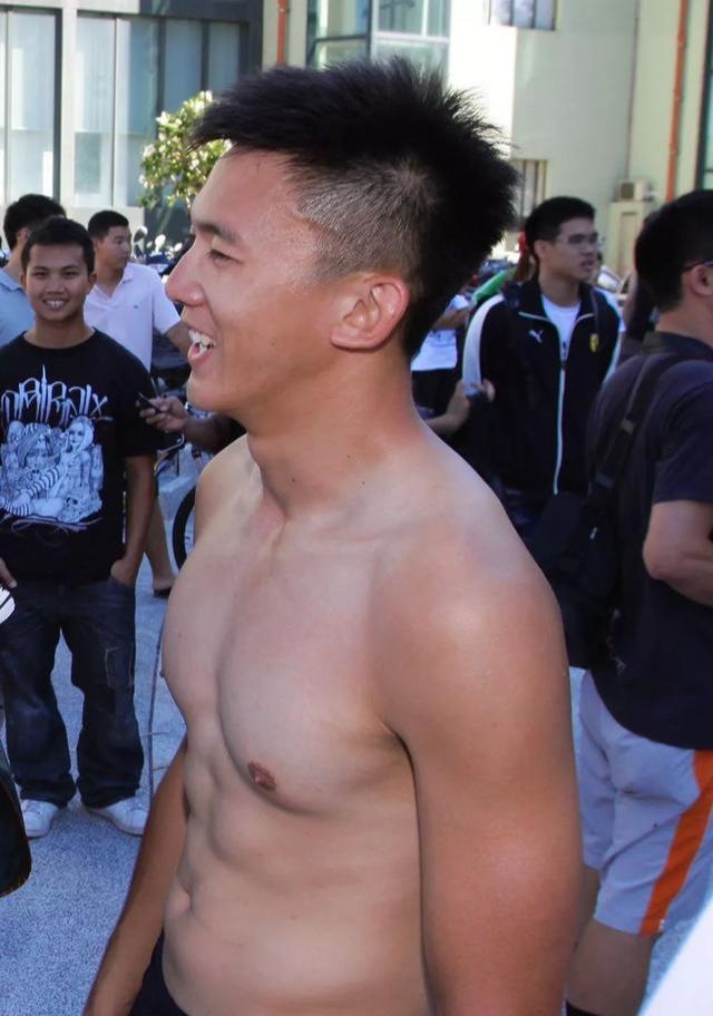 龙舟体育生的身材到底有多好?满屏都是男性荷尔蒙的味道