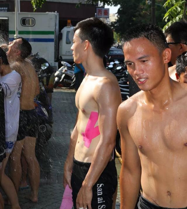 龙舟体育生的身材到底有多好?满屏都是男性荷尔蒙的味道