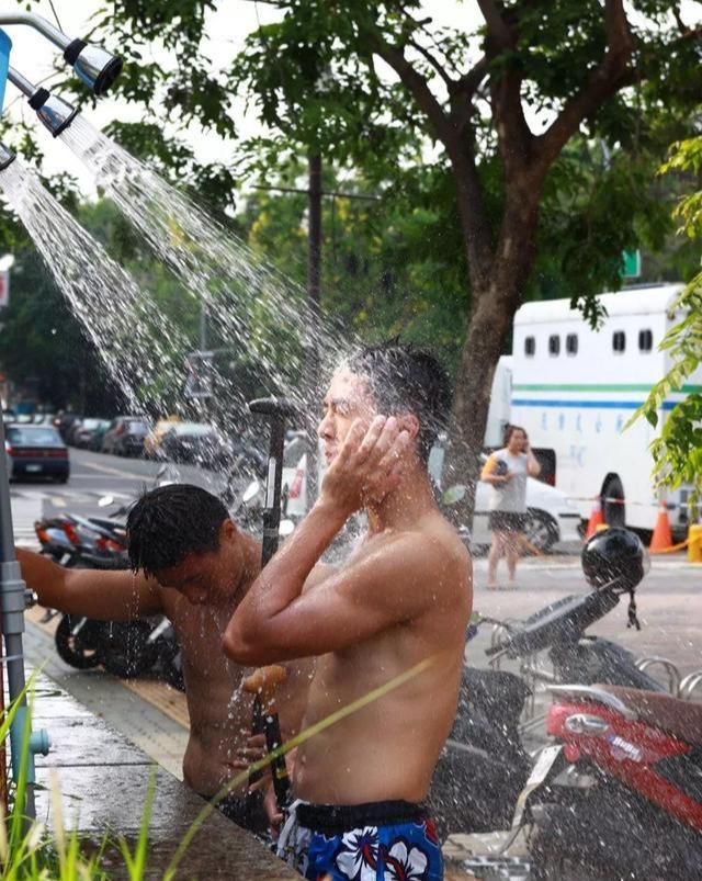 龙舟体育生的身材到底有多好?满屏都是男性荷尔蒙的味道