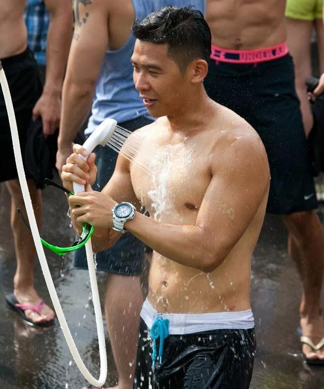 龙舟体育生的身材到底有多好?满屏都是男性荷尔蒙的味道