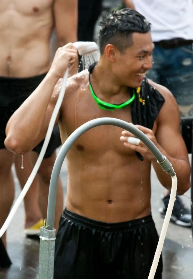 龙舟体育生的身材到底有多好?满屏都是男性荷尔蒙的味道