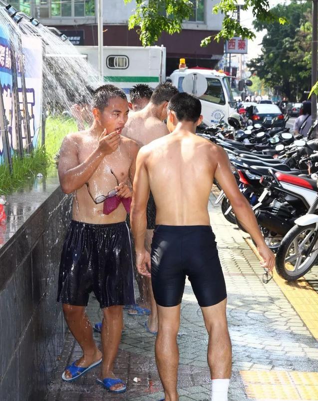 龙舟体育生的身材到底有多好?满屏都是男性荷尔蒙的味道