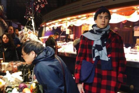 盘点男星们的接地气现场‖牛骏峰机场分菜花,邓伦东北花床单遛狗