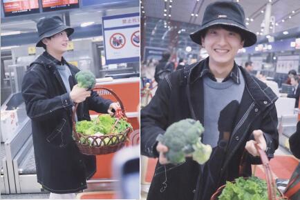 盘点男星们的接地气现场‖牛骏峰机场分菜花,邓伦东北花床单遛狗