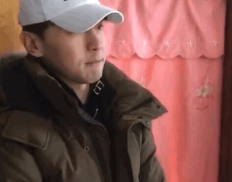盘点男星们的接地气现场‖牛骏峰机场分菜花,邓伦东北花床单遛狗