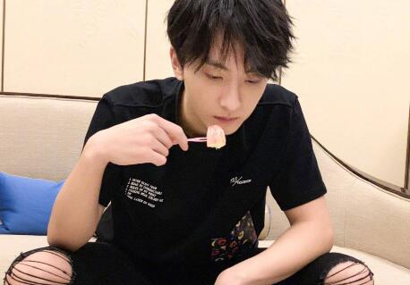 盘点男星们的接地气现场‖牛骏峰机场分菜花,邓伦东北花床单遛狗