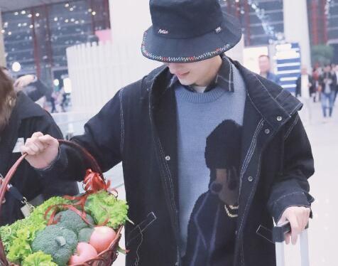 盘点男星们的接地气现场‖牛骏峰机场分菜花,邓伦东北花床单遛狗