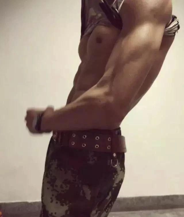 终于可以正大光明看兵哥哥的腹肌了，央视都发了