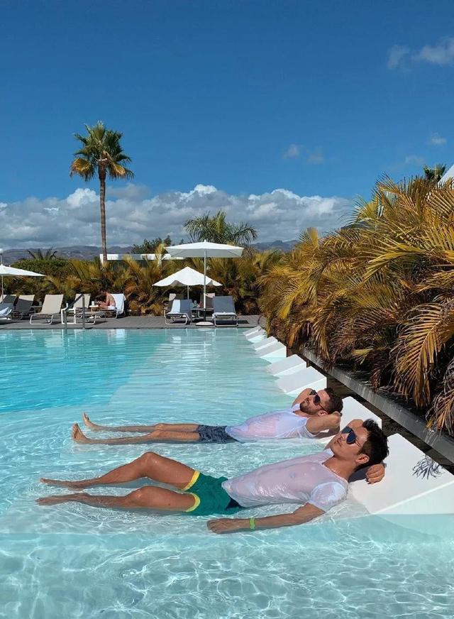 曾被疯传小视频的男模李小兵,发与男友甜蜜照秀恩爱