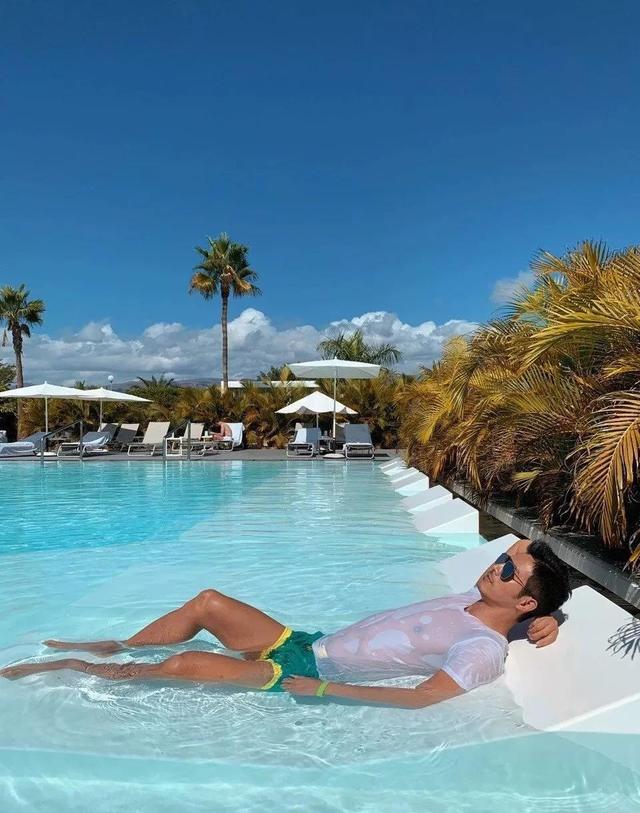 曾被疯传小视频的男模李小兵,发与男友甜蜜照秀恩爱