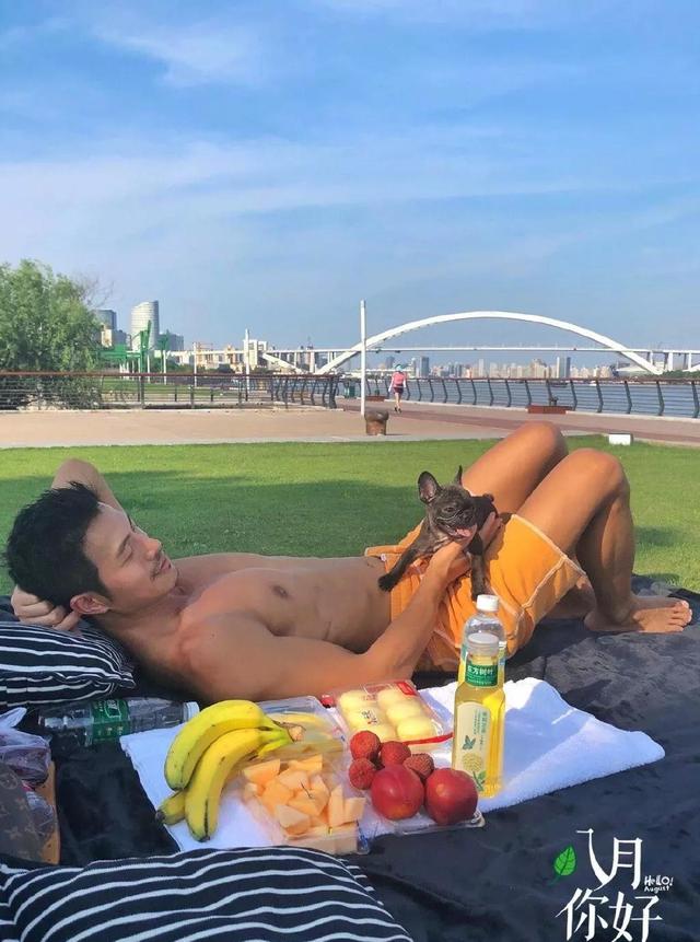 曾被疯传小视频的男模李小兵,发与男友甜蜜照秀恩爱