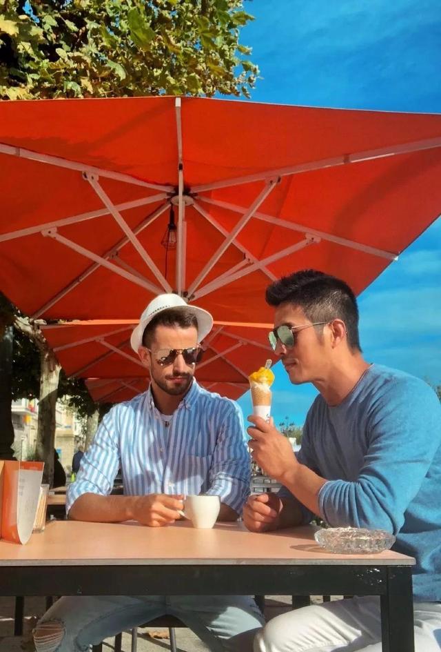 曾被疯传小视频的男模李小兵,发与男友甜蜜照秀恩爱