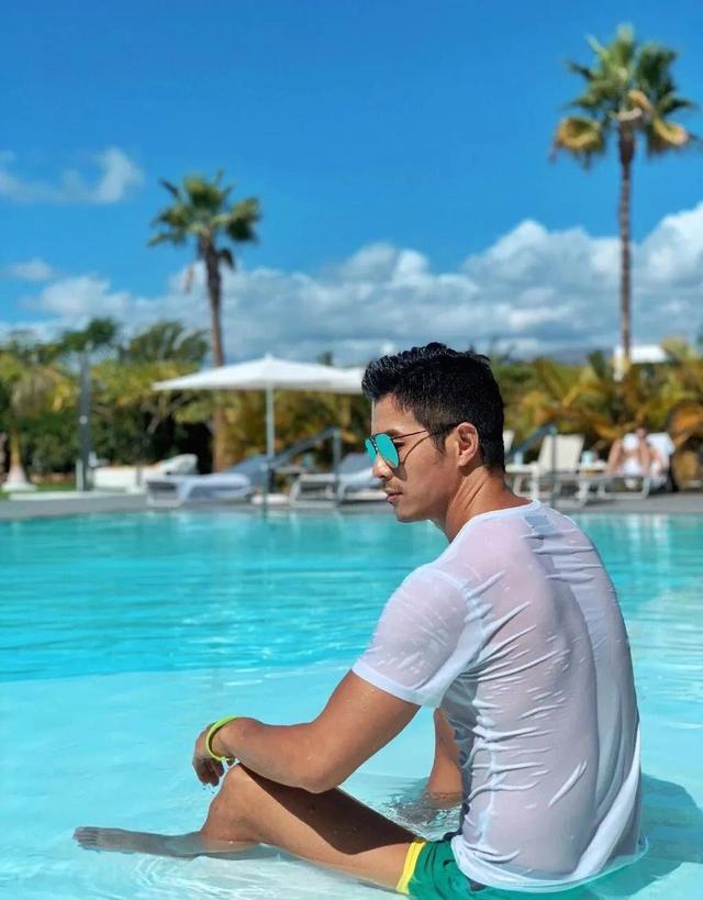 曾被疯传小视频的男模李小兵,发与男友甜蜜照秀恩爱