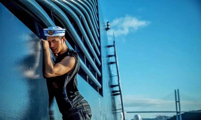 曾被疯传小视频的男模李小兵,发与男友甜蜜照秀恩爱