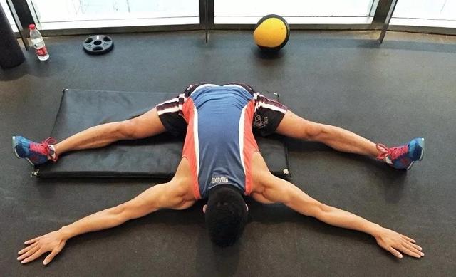 曾被疯传小视频的男模李小兵,发与男友甜蜜照秀恩爱