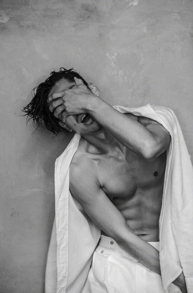 林志玲老公黑泽良平身材居然这么好?早年写真被扒,网友骂他丑