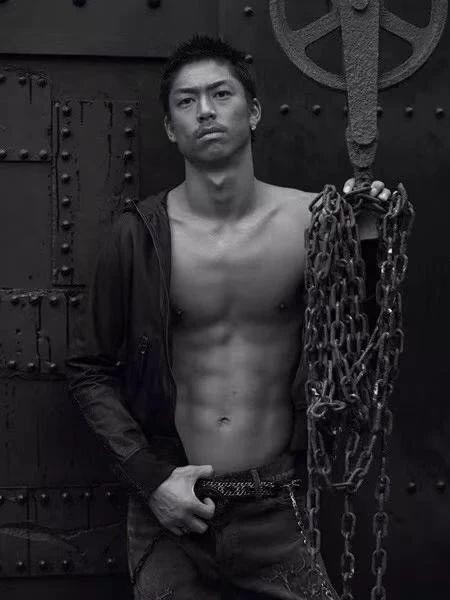 林志玲老公黑泽良平身材居然这么好?早年写真被扒,网友骂他丑