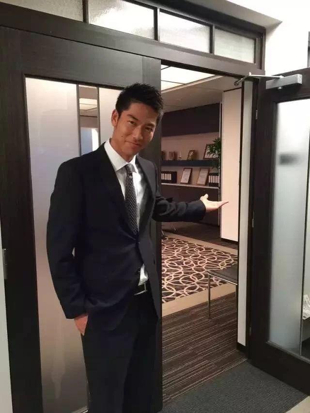 林志玲老公黑泽良平身材居然这么好?早年写真被扒,网友骂他丑