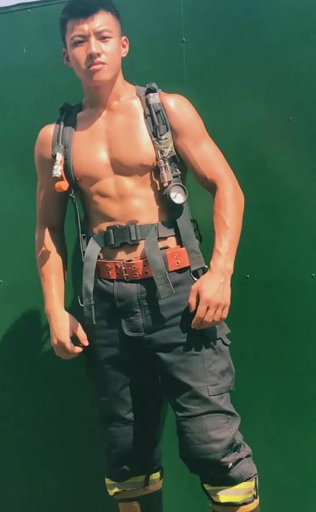 挖到一名超帅的消防员帅哥,他这身材太有安全感了