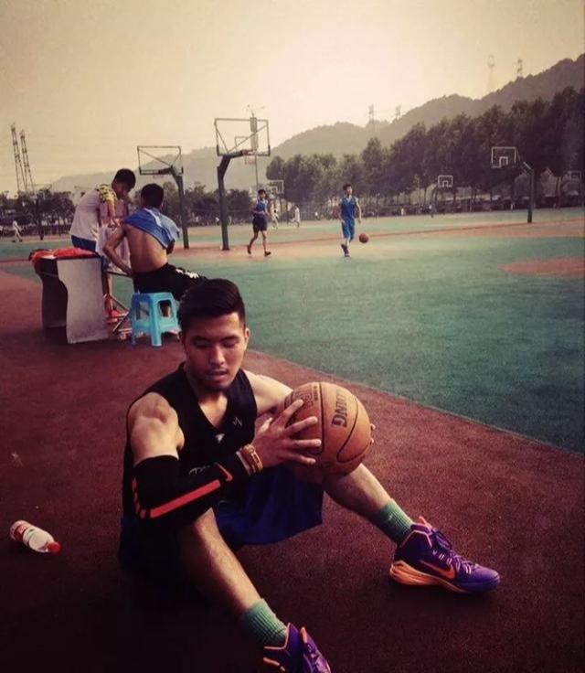 185CM飞行员男人味十足,帅气照片常被盗用