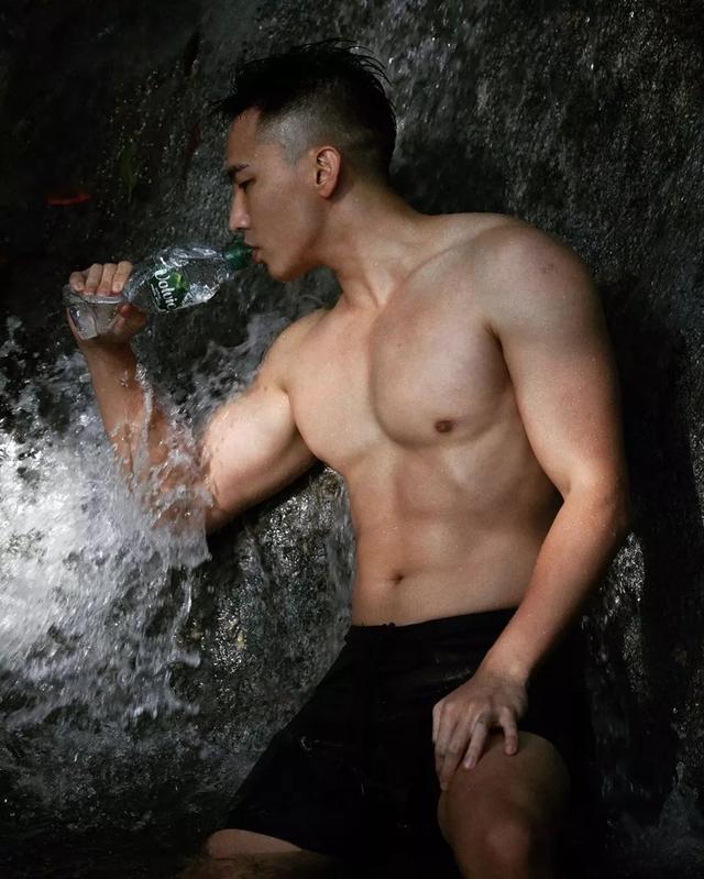 被爆是青峰的前男友?男模刘雨凯这身材也太可以了吧