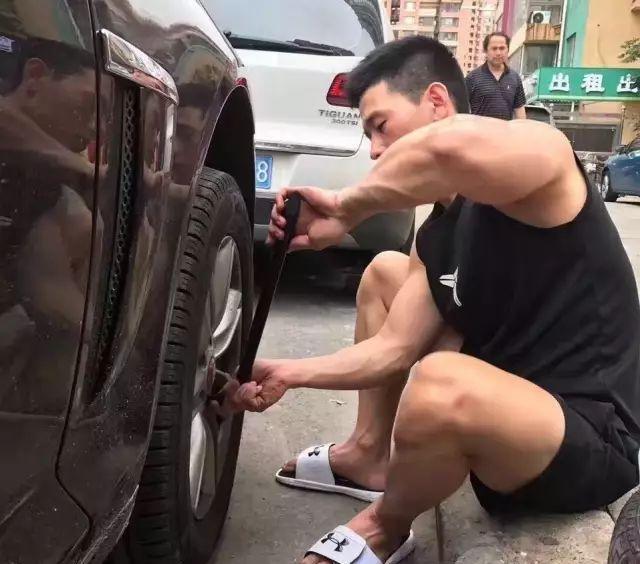 有爱心、爱健身的185cm帅哥,认真修车的样子太帅了