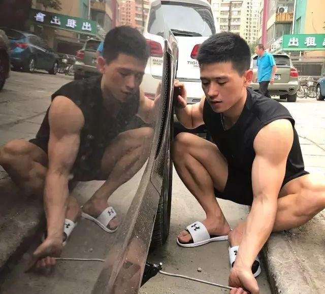 有爱心、爱健身的185cm帅哥,认真修车的样子太帅了
