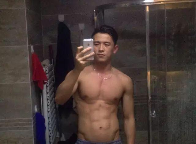 有爱心、爱健身的185cm帅哥,认真修车的样子太帅了