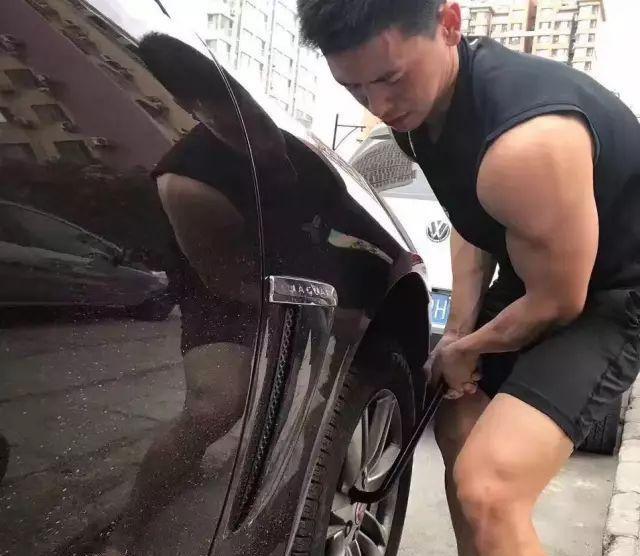 有爱心、爱健身的185cm帅哥,认真修车的样子太帅了