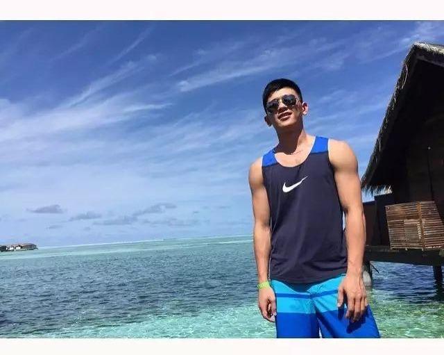 有爱心、爱健身的185cm帅哥,认真修车的样子太帅了