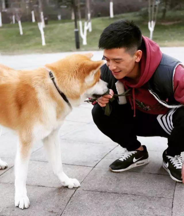 有爱心、爱健身的185cm帅哥,认真修车的样子太帅了