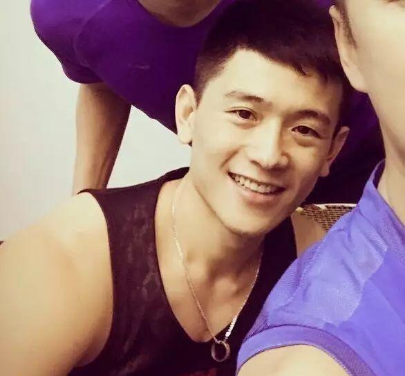 有爱心、爱健身的185cm帅哥,认真修车的样子太帅了