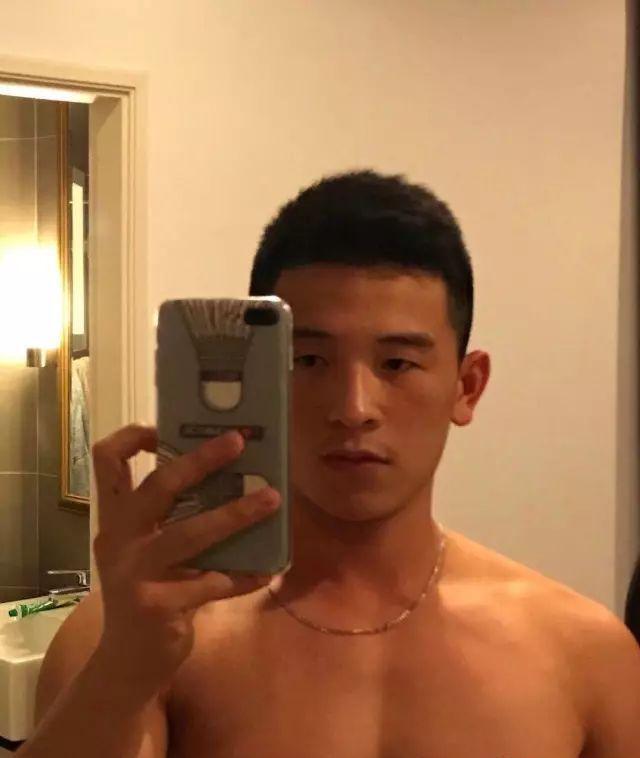 有爱心、爱健身的185cm帅哥,认真修车的样子太帅了