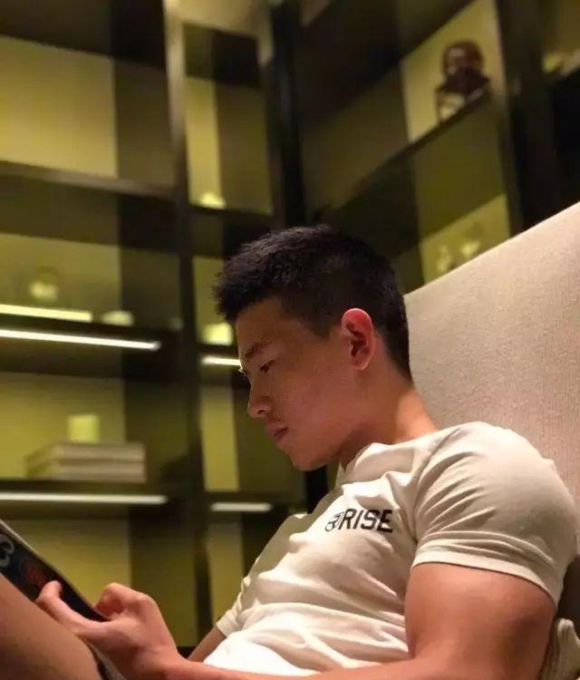 有爱心、爱健身的185cm帅哥,认真修车的样子太帅了