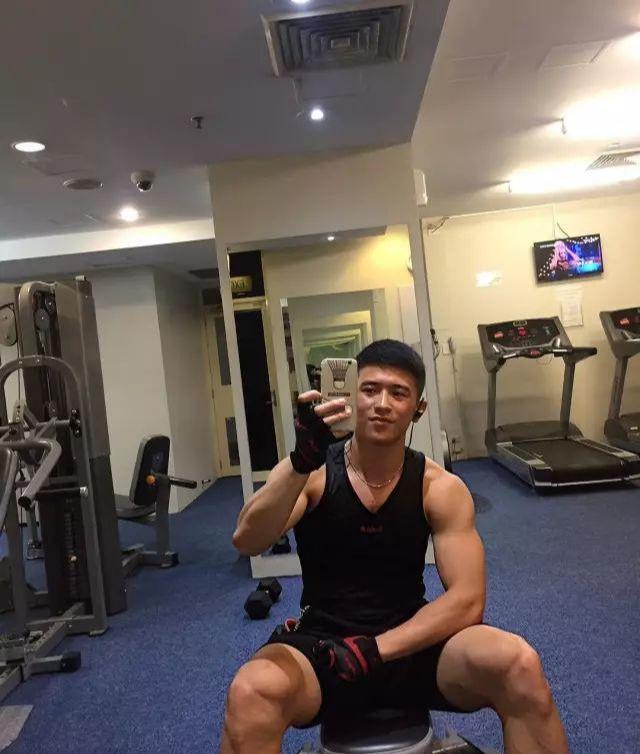 有爱心、爱健身的185cm帅哥,认真修车的样子太帅了