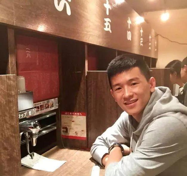 有爱心、爱健身的185cm帅哥,认真修车的样子太帅了