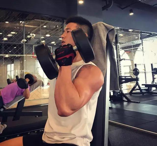 有爱心、爱健身的185cm帅哥,认真修车的样子太帅了