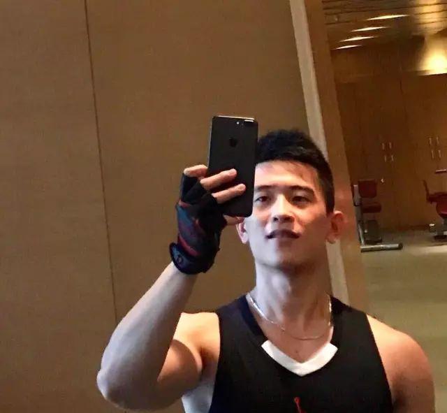 有爱心、爱健身的185cm帅哥,认真修车的样子太帅了