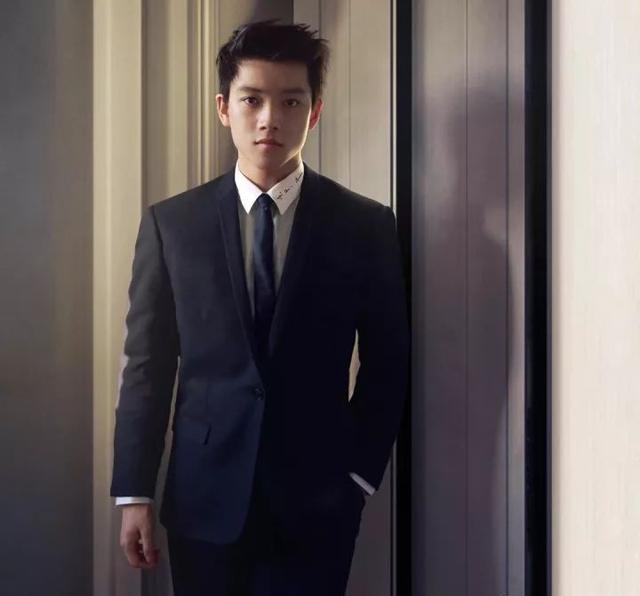 学霸转行做男模,高颜值好身材引摄影师都点赞