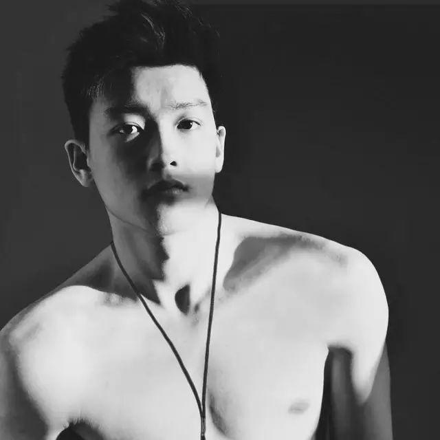 学霸转行做男模,高颜值好身材引摄影师都点赞