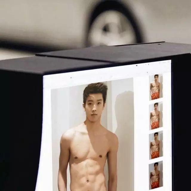 学霸转行做男模,高颜值好身材引摄影师都点赞