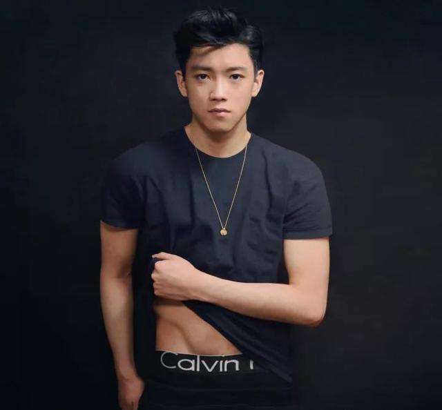 学霸转行做男模,高颜值好身材引摄影师都点赞