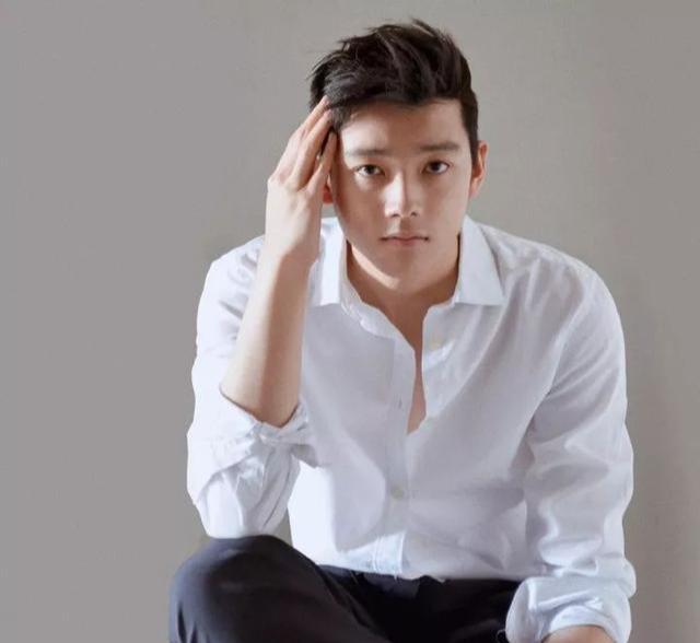 学霸转行做男模,高颜值好身材引摄影师都点赞