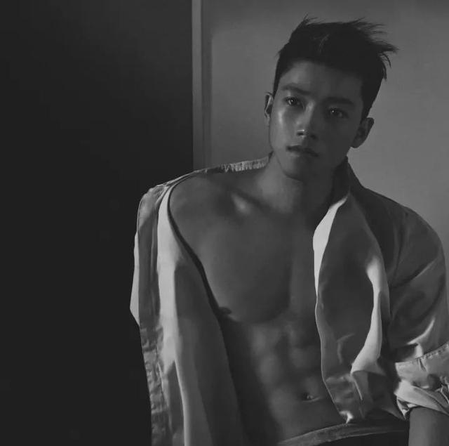 学霸转行做男模,高颜值好身材引摄影师都点赞