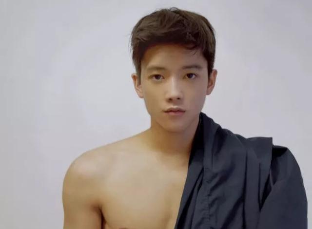 学霸转行做男模,高颜值好身材引摄影师都点赞